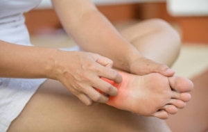 Woman experiencing peripheral neuropathy symptoms